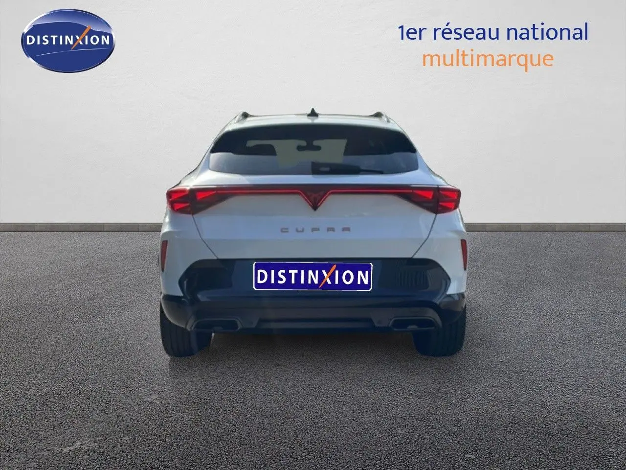 Vue arrière du CUPRA Formentor blanc neige métal 2025 avec feux LED reliés et double sortie d'échappement intégrée.