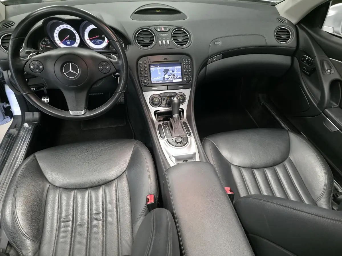 Intérieur noir cuir de la Mercedes SL 350 2009, vue avant centrée sur tableau de bord et console centrale.