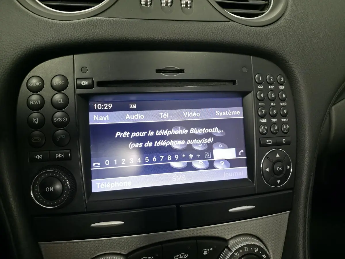 Gros plan sur l’écran central multimédia et la console de la Mercedes SL 350 gris, affichant le menu Bluetooth.