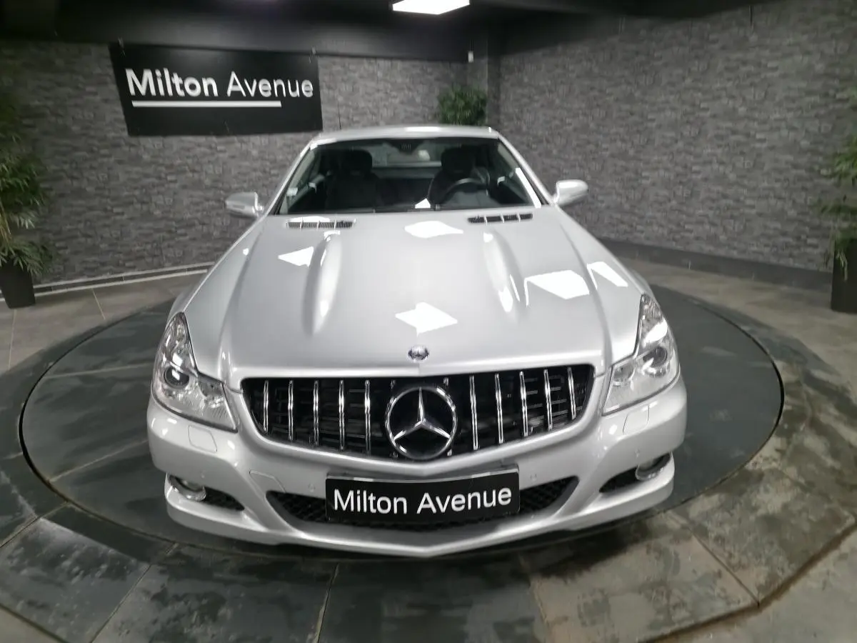Vue avant d'une Mercedes SL 350 gris métallisé avec calandre verticale et logo étoile bien visible.