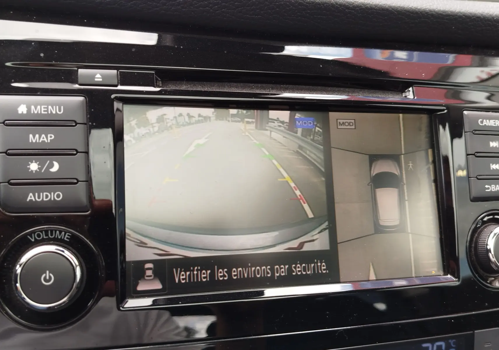 Écran de caméra de recul du Nissan Qashqai gris Squale 2021, vue intérieure du tableau de bord avec affichage de sécurité.