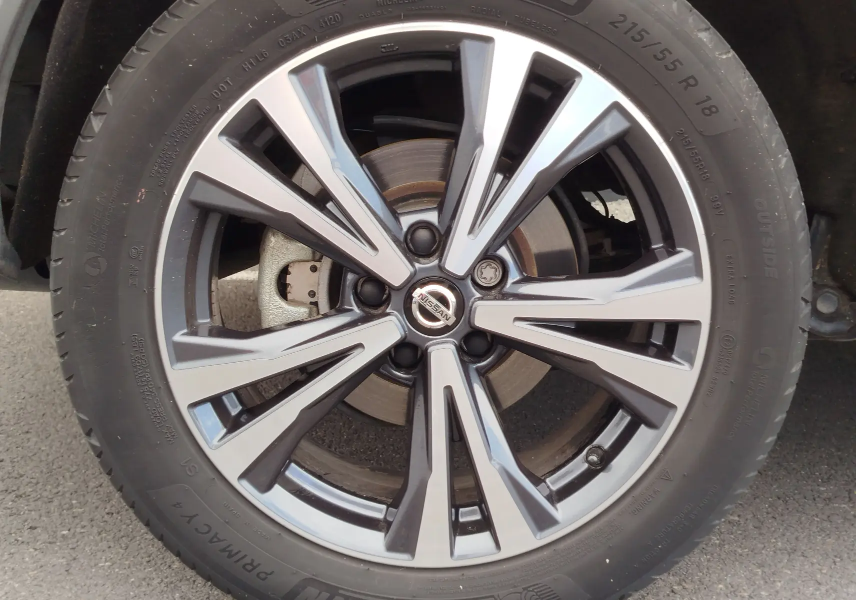 Gros plan sur la jante alliage gris et noir du Nissan Qashqai 1.5 dCi 2019 avec pneu Michelin 215/55 R18.