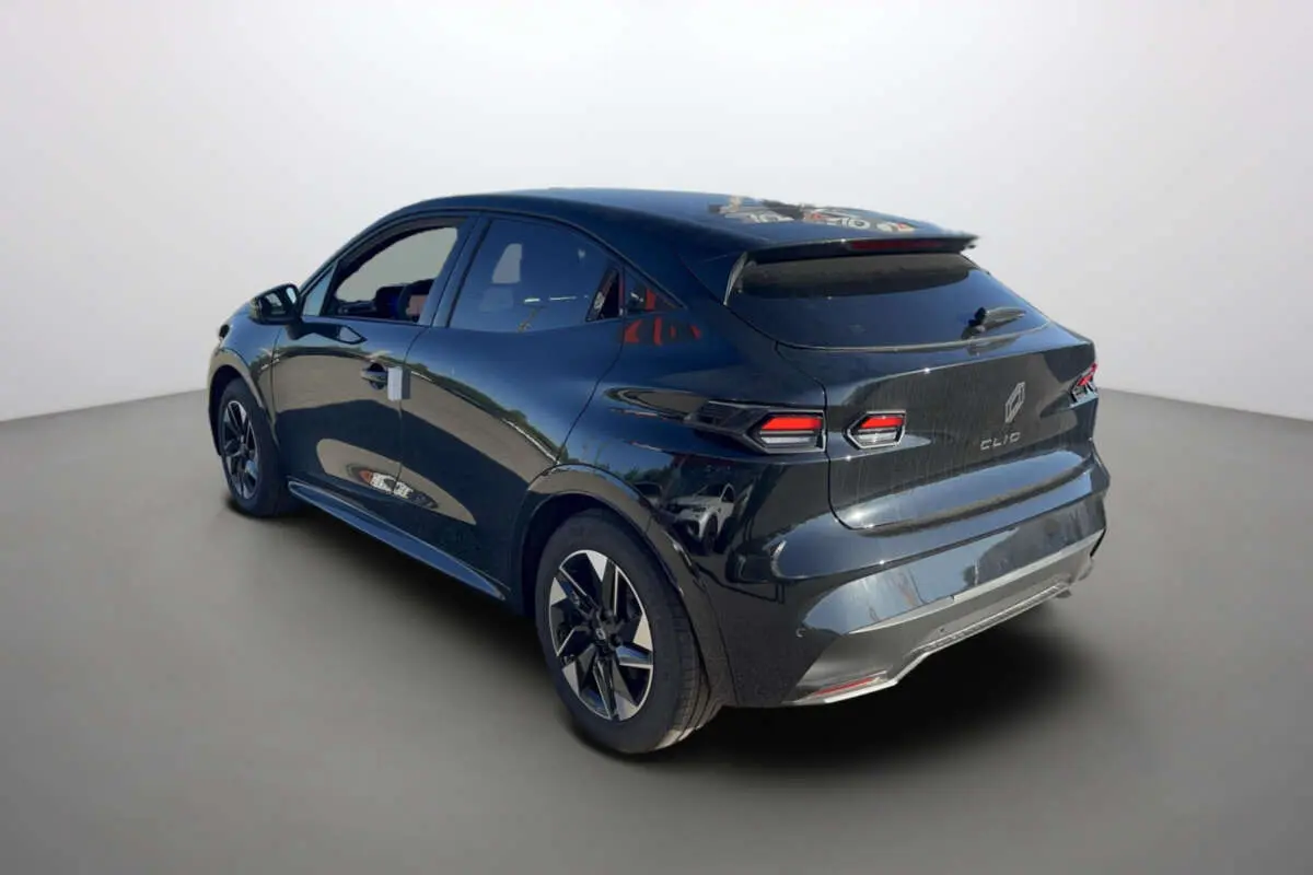 Renault Clio 6 TCE 115 EDC Techno noir étoilé vue 3/4 arrière droit avec jantes alu 16 pouces et feux LED.
