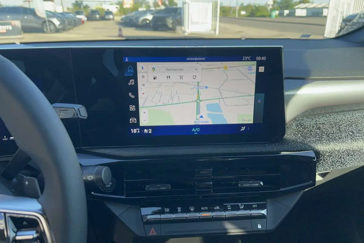 Vue intérieure centrée sur l’écran tactile de navigation de la Renault Clio 6 TCE 115 EDC Techno, tableau de bord moderne.