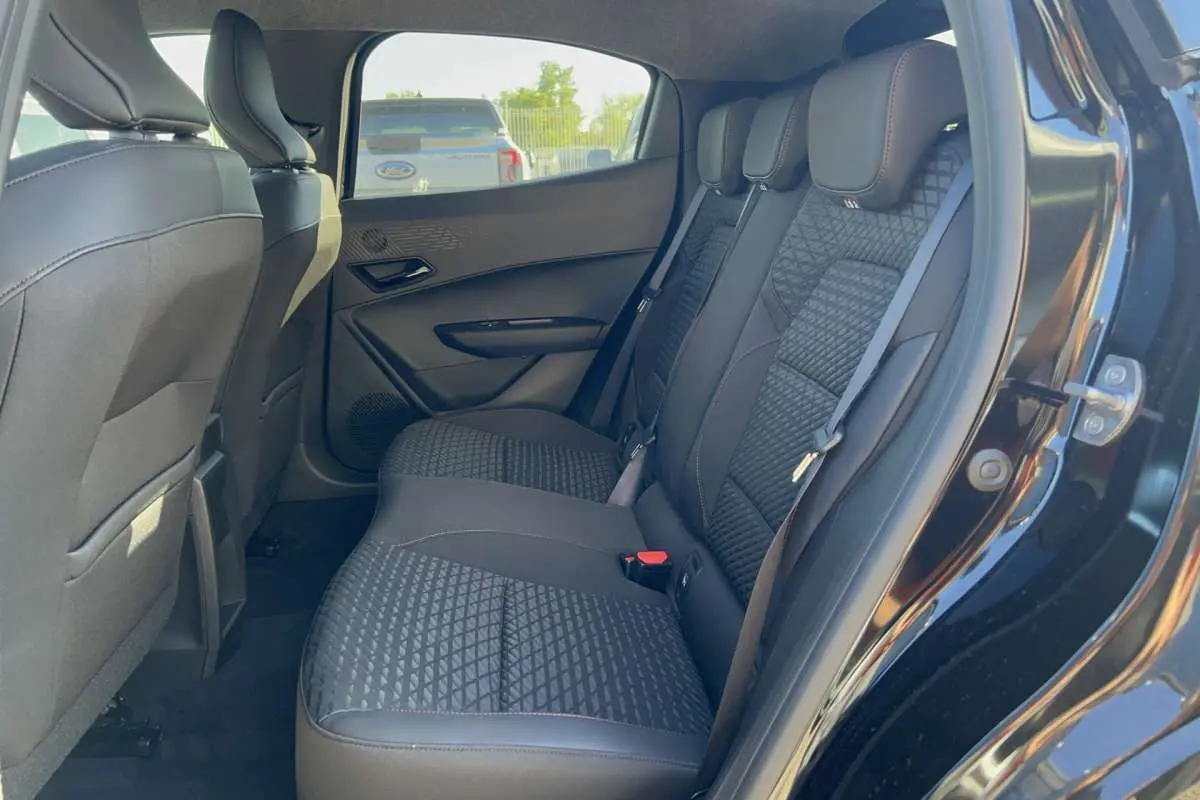 Vue latérale droite de la banquette arrière noire étoilée de la Renault Clio 6 TCE 115 EDC TECHNO 2026.