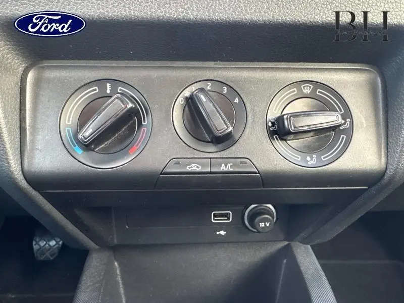 Gros plan sur les commandes de climatisation et prises USB/12V d'une Skoda Fabia gris météore de 2021.