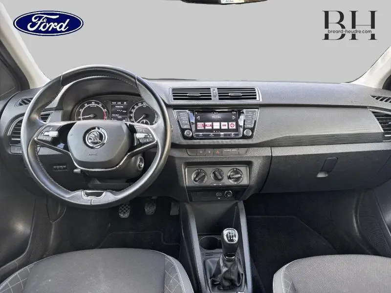 Vue intérieure du tableau de bord d'une Skoda Fabia 2021 avec volant cuir multifonction et console centrale équipée d'un écran tactile.