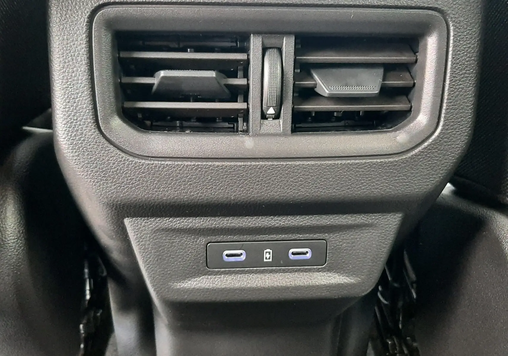 Bouches d'aération arrière et double port USB-C sur console centrale intérieure du Renault Austral gris schiste 2025.