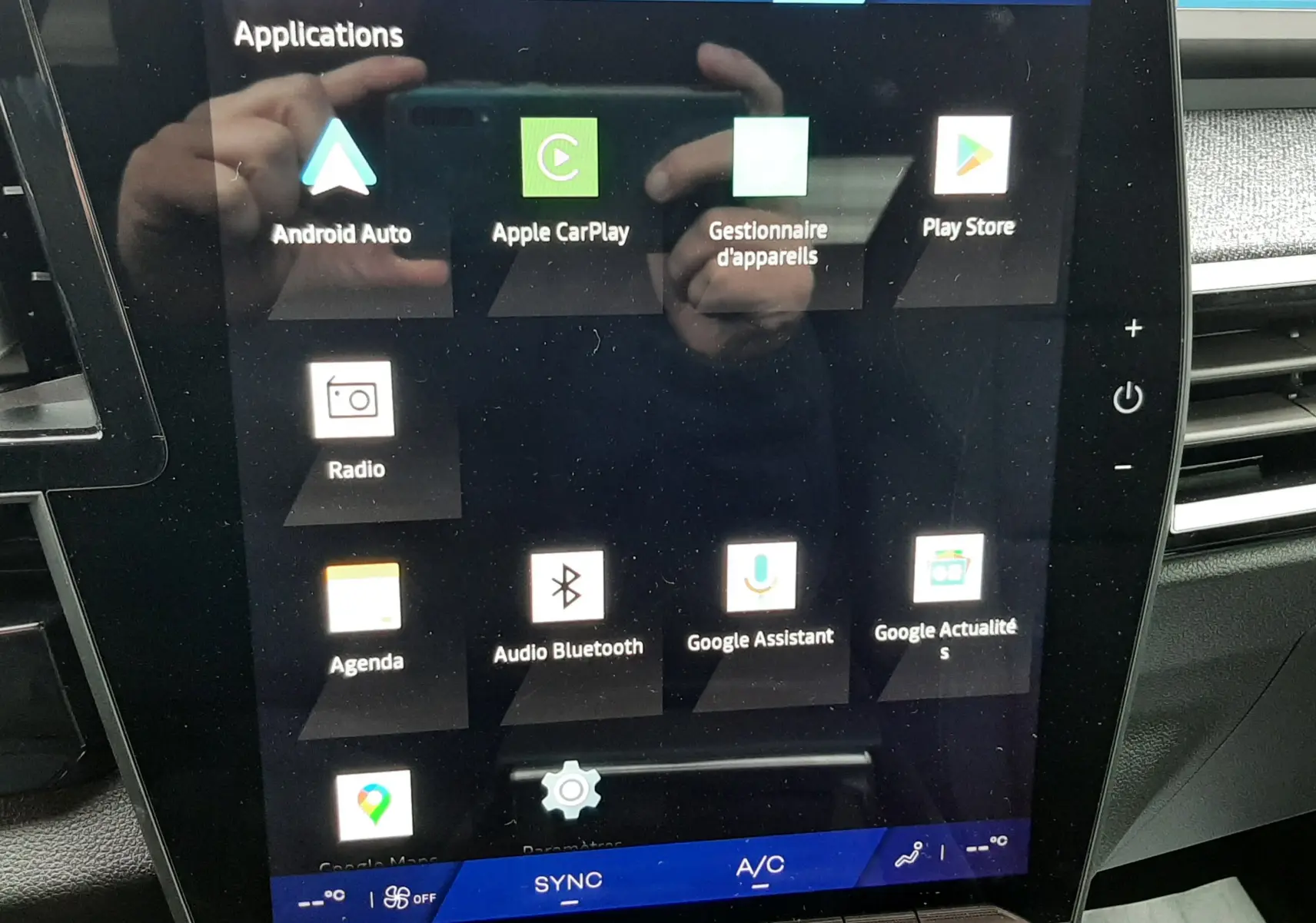 Écran tactile central du Renault Austral Ph.2 affichant les applications Android Auto, Apple CarPlay et Google Assistant.