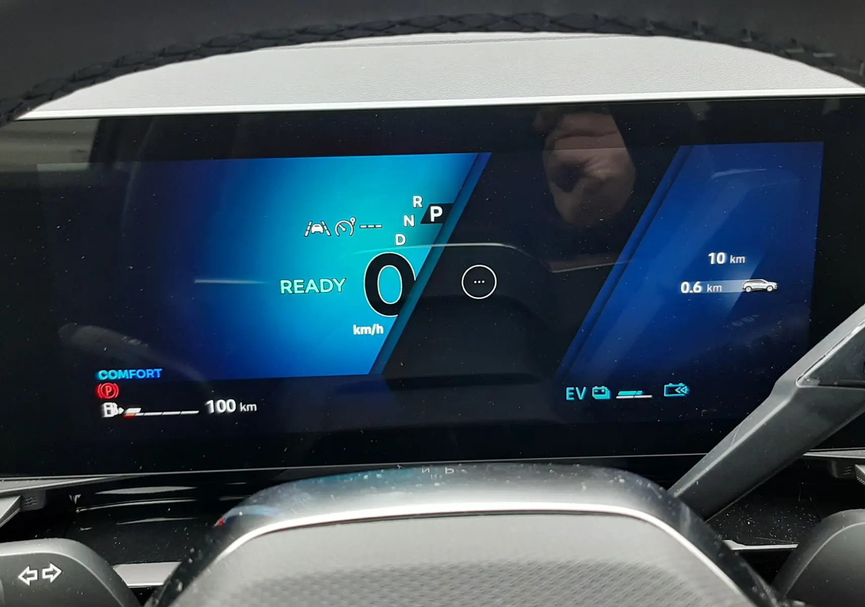 Tableau de bord numérique du Renault Austral Ph.2, affichage de vitesse à 0 km/h et mode hybride prêt, vue de face.