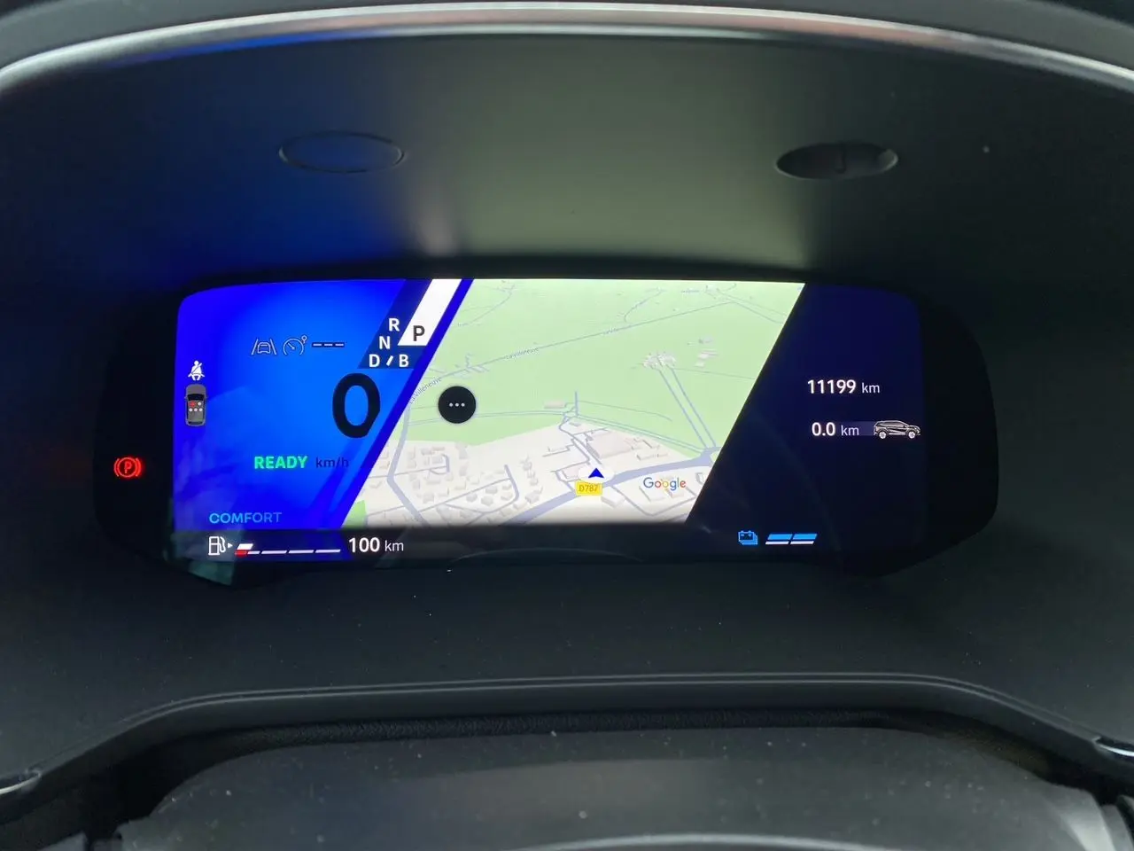 Affichage numérique du tableau de bord du Renault Symbioz 2025, montrant la navigation et les informations de conduite.