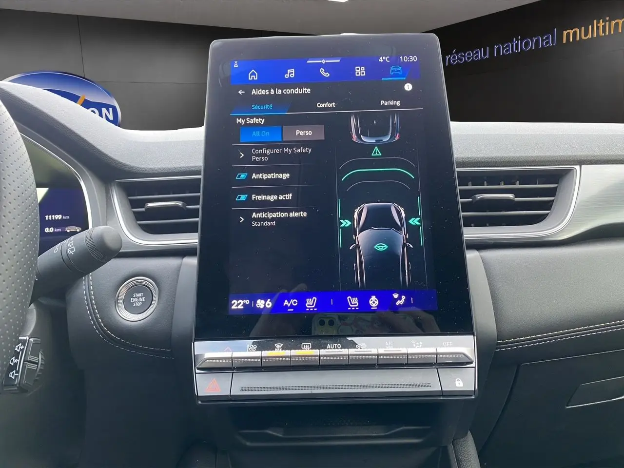 Vue rapprochée de l’écran tactile central du tableau de bord du Renault Symbioz noir étoile, affichant les aides à la conduite.