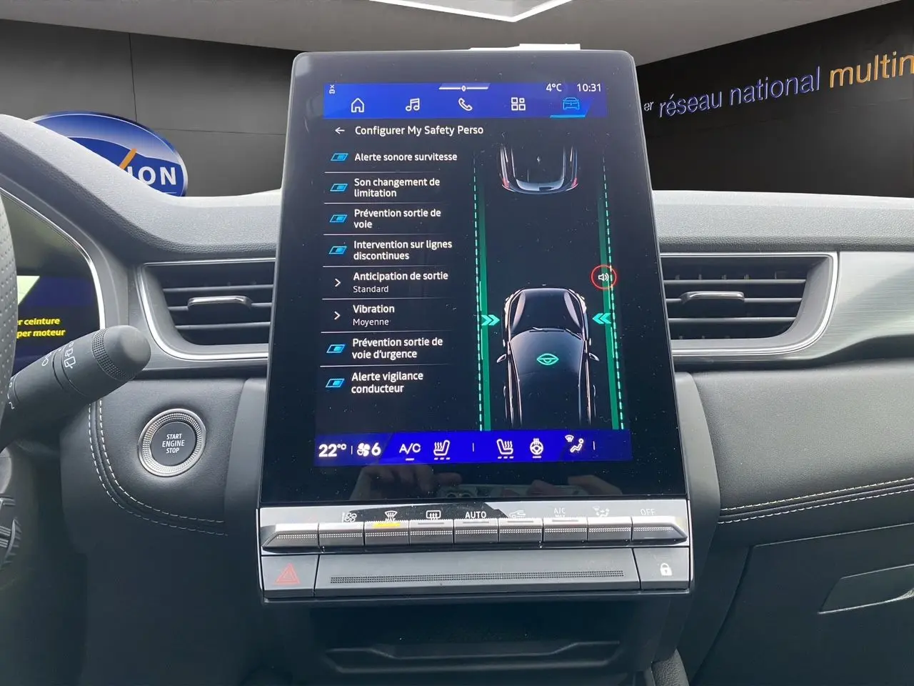 Vue rapprochée de l’écran tactile central du tableau de bord du Renault Symbioz noir étoile, affichant les réglages de sécurité.