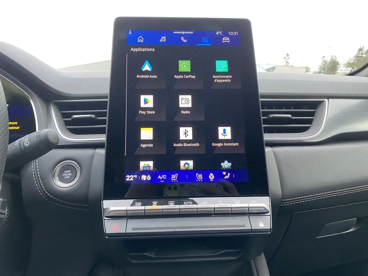 Vue rapprochée de l’écran tactile central du tableau de bord du Renault Symbioz noir étoile, affichant les applications connectées.