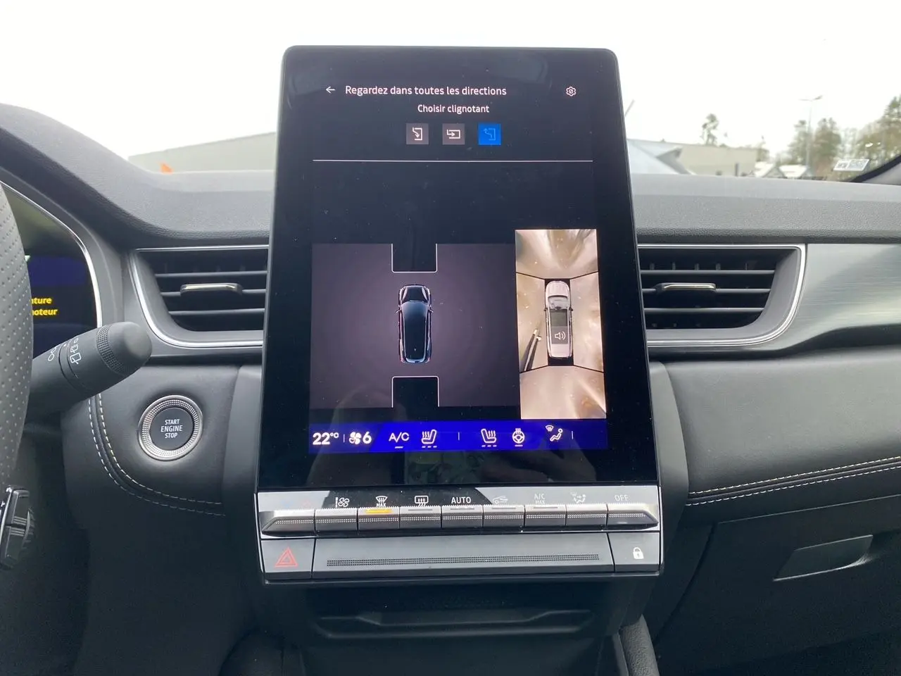 Vue intérieure centrée sur l'écran tactile du tableau de bord du Renault Symbioz noir étoile, affichant la caméra 360° et commandes clim.