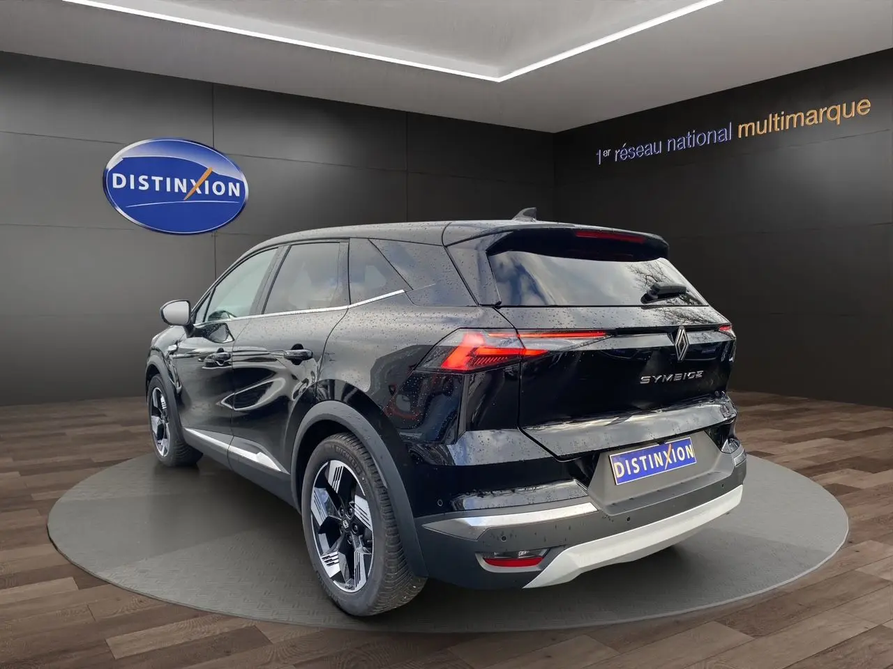 Vue 3/4 arrière droite du Renault Symbioz noir étoile 2025 avec feux LED et jantes alliage distinctives.