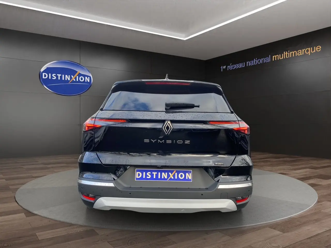 Vue arrière d'une Renault Symbioz noire étoile 2025, avec feux LED fins et logo central distinctif.