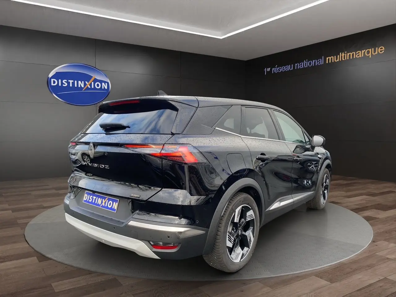 Vue 3/4 arrière droite du Renault Symbioz noir étoile 2025 avec feux LED et jantes distinctives en concession.