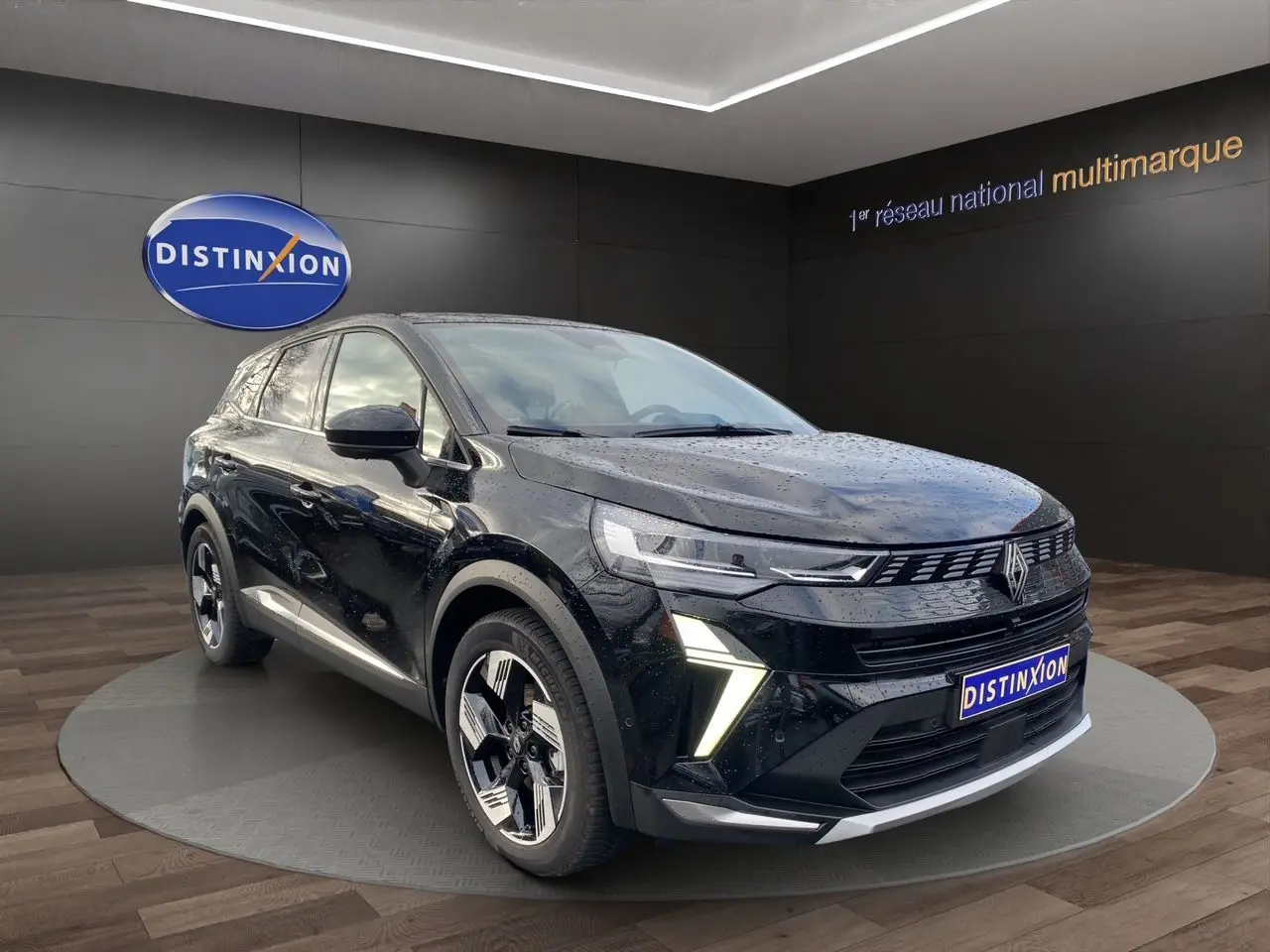 Renault Symbioz 2025 noir étoile en 3/4 avant droit, avec feux LED distinctifs et jantes bicolores modernes.