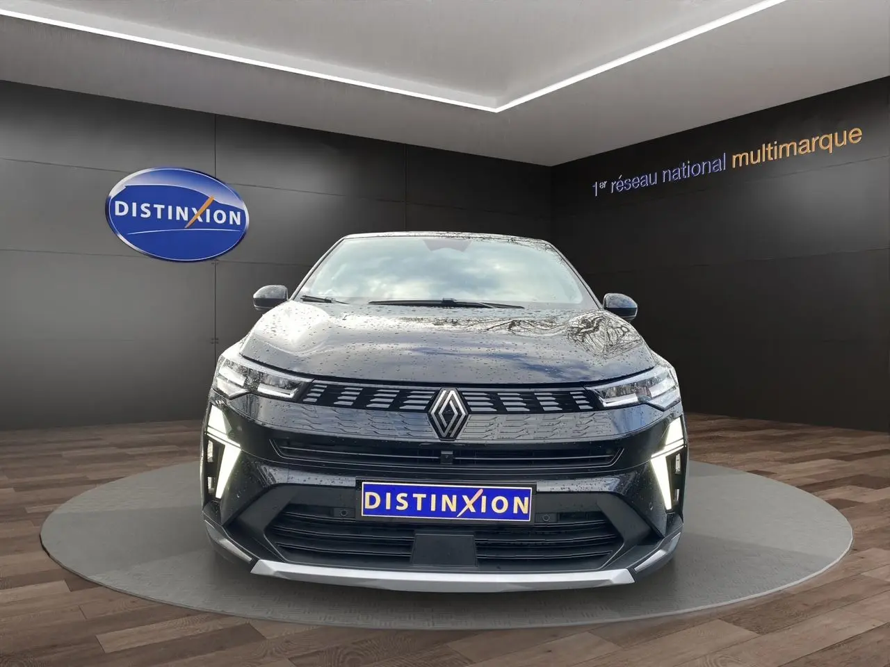 Vue de face du Renault Symbioz noir étoile 2025 avec éclairage LED distinctif et calandre moderne en showroom.