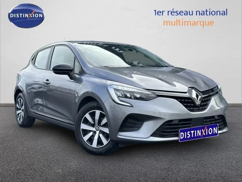 Renault Clio 2023 gris schiste vue 3/4 avant droit, avec calandre noire et jantes alliage bicolores.