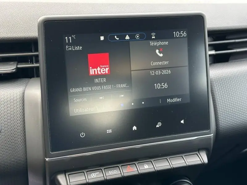Écran tactile central de la Renault Clio 2023 affichant la radio France Inter et les options téléphone, vue intérieure.