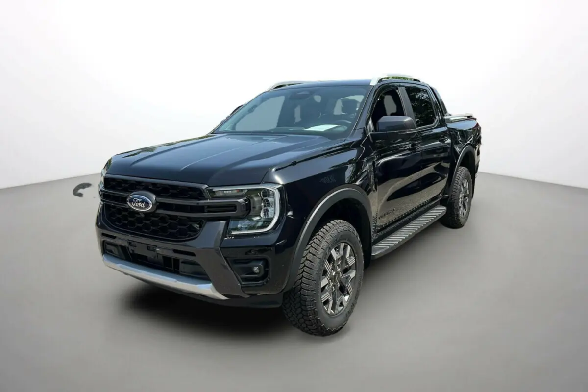Ford Ranger 2.3 PHEV Wildtrak Plus noir agate, vue 3/4 avant droit avec jantes alu et marchepieds visibles.