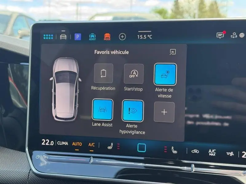 Écran tactile intérieur de la Volkswagen Golf 2026 montrant les options d'assistance à la conduite et la température.