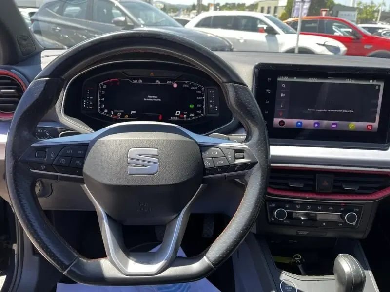 Vue intérieure centrée sur le volant et le tableau de bord numérique de la SEAT Ibiza 1.5 TSI FR Xclusive 2022.