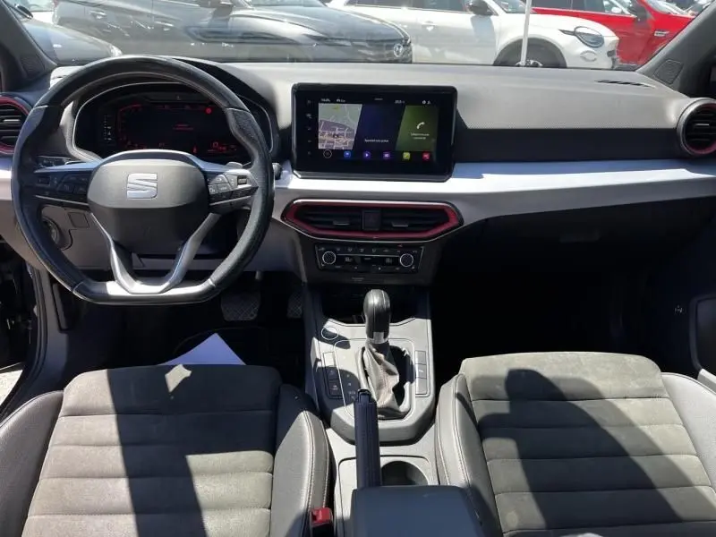Vue intérieure avant de la SEAT Ibiza 1.5 TSI FR Xclusive 2022, tableau de bord avec écran tactile et volant multifonction.