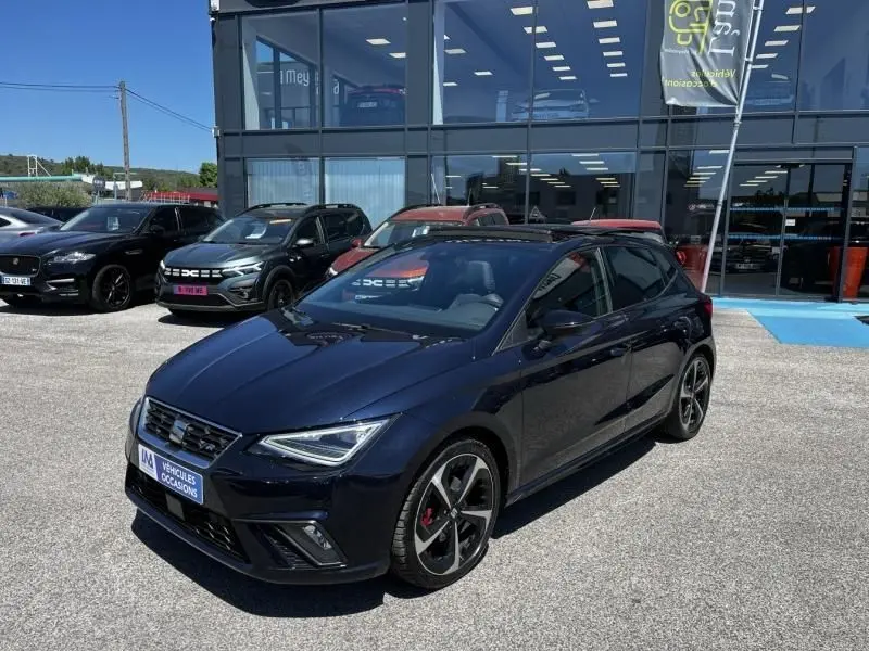 SEAT Ibiza 1.5 TSI FR Xclusive bleu foncé métal vue 3/4 avant avec jantes sport et calandre distinctive.