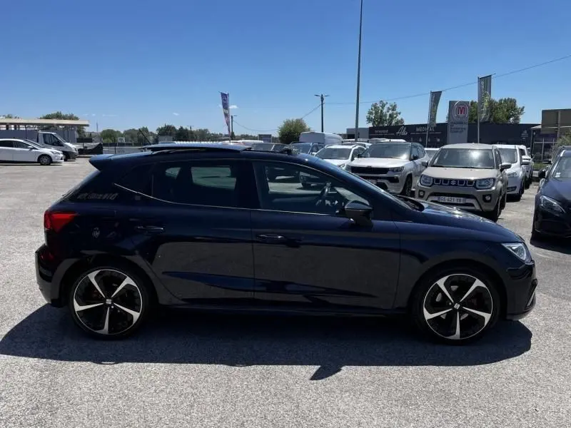 SEAT Ibiza 1.5 TSI FR Xclusive bleu foncé métal vue de profil côté gauche, jantes alliage noires et rouges.