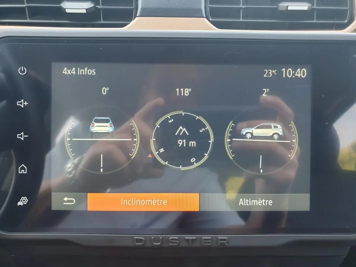 Écran tactile intérieur du Dacia Duster 1.5 DCI 115 Extreme 4x4 affichant l'inclinomètre et l'altimètre.
