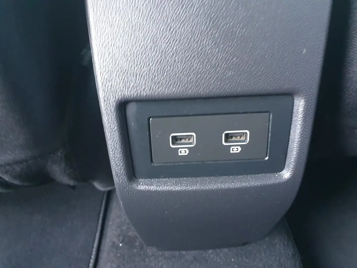 Gros plan sur deux ports USB situés à l'arrière de la console centrale du Dacia Duster gris urbain 2023.