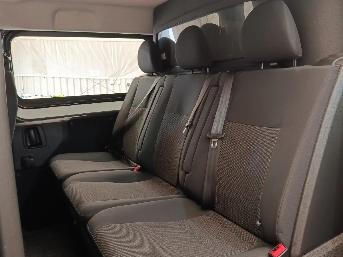 Vue intérieure côté droit sur la banquette arrière grise du Citroën Jumpy 2025 avec ceinture et appuie-têtes.