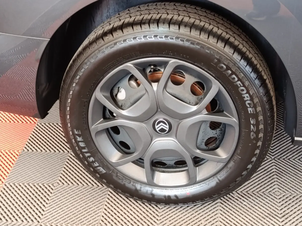 Gros plan sur la roue arrière droite gris foncé du Citroën Jumpy 2025 avec jante alliage et logo Citroën central.
