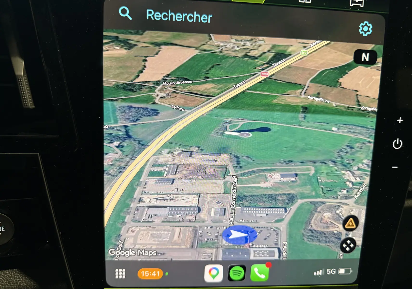 Écran tactile intérieur du Renault Austral Esprit Alpine blanc nacré, affichant la navigation GPS en vue satellite.