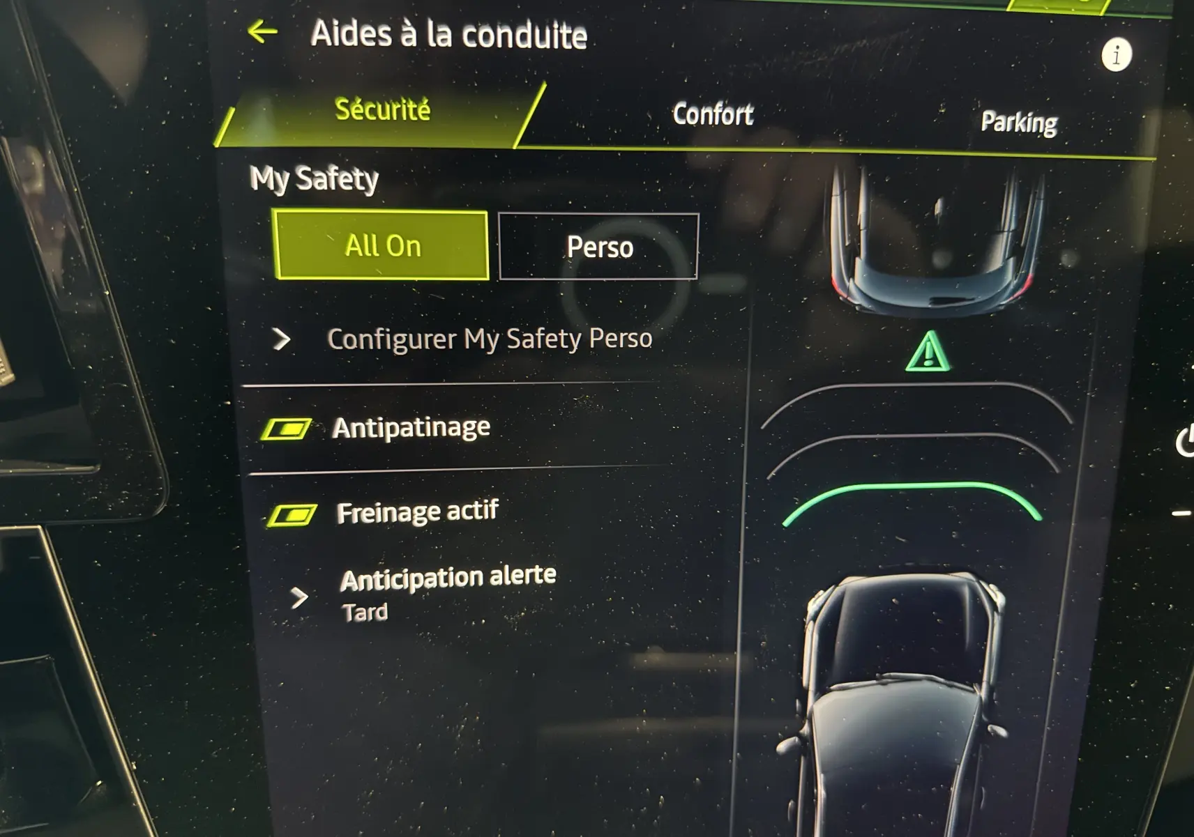 Écran tactile intérieur montrant les aides à la conduite du Renault Austral blanc nacré, interface en mode sécurité activée.