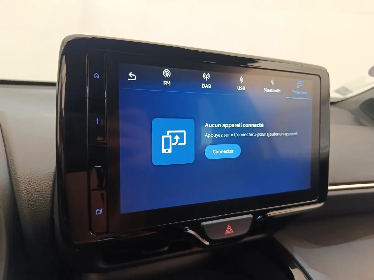 Écran tactile central de 9 pouces affichant la connexion Bluetooth dans le tableau de bord d'une Toyota Yaris Cross.