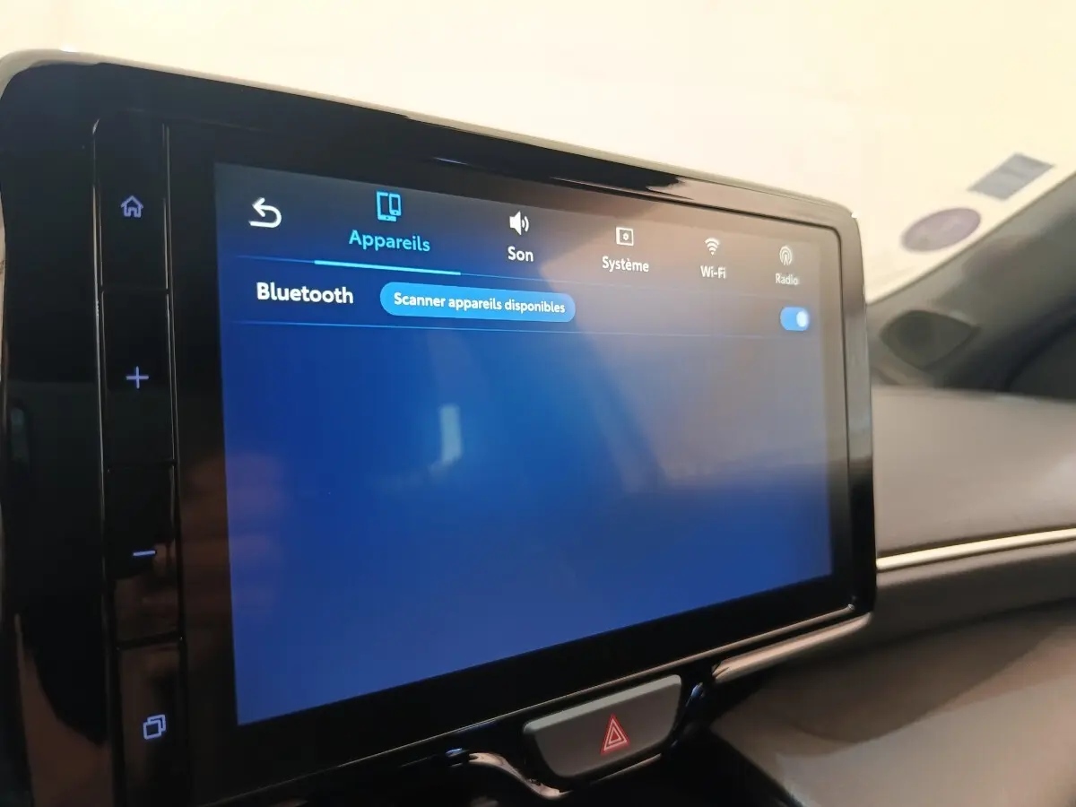 Écran tactile central de la Toyota Yaris Cross 2022, affichant le menu Bluetooth dans l'habitacle noir.