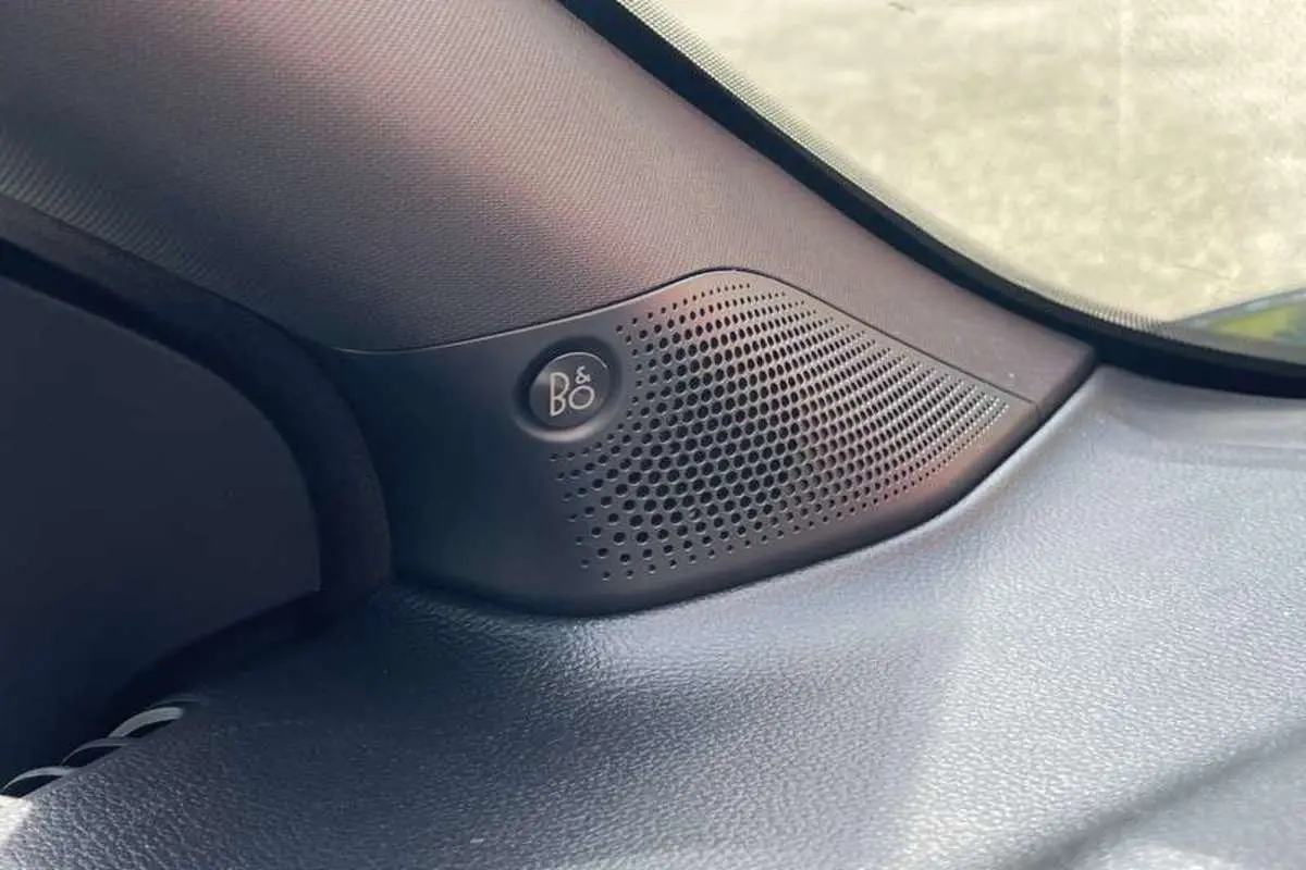 Gros plan sur l'enceinte B&O intégrée dans l'angle droit du tableau de bord du Ford Ranger blanc 2026.