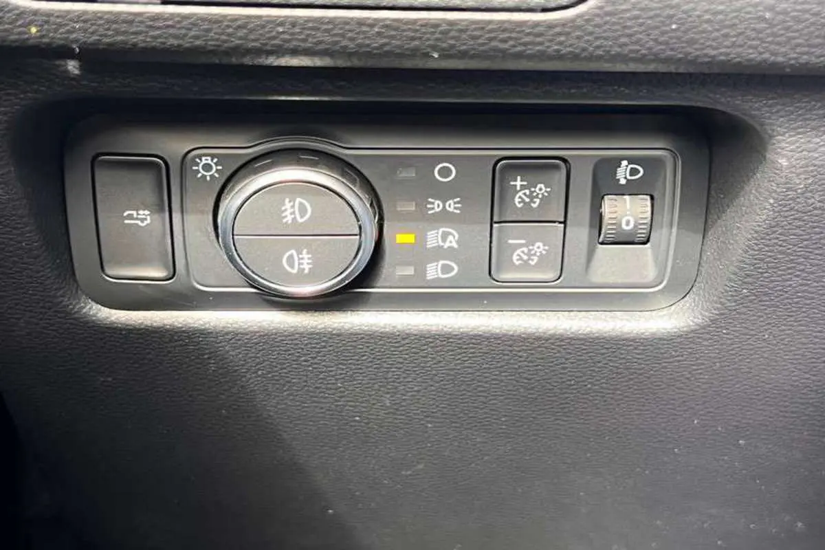 Panneau de commandes des phares et réglages lumineux dans l'habitacle du Ford Ranger Wildtrak blanc 2026.