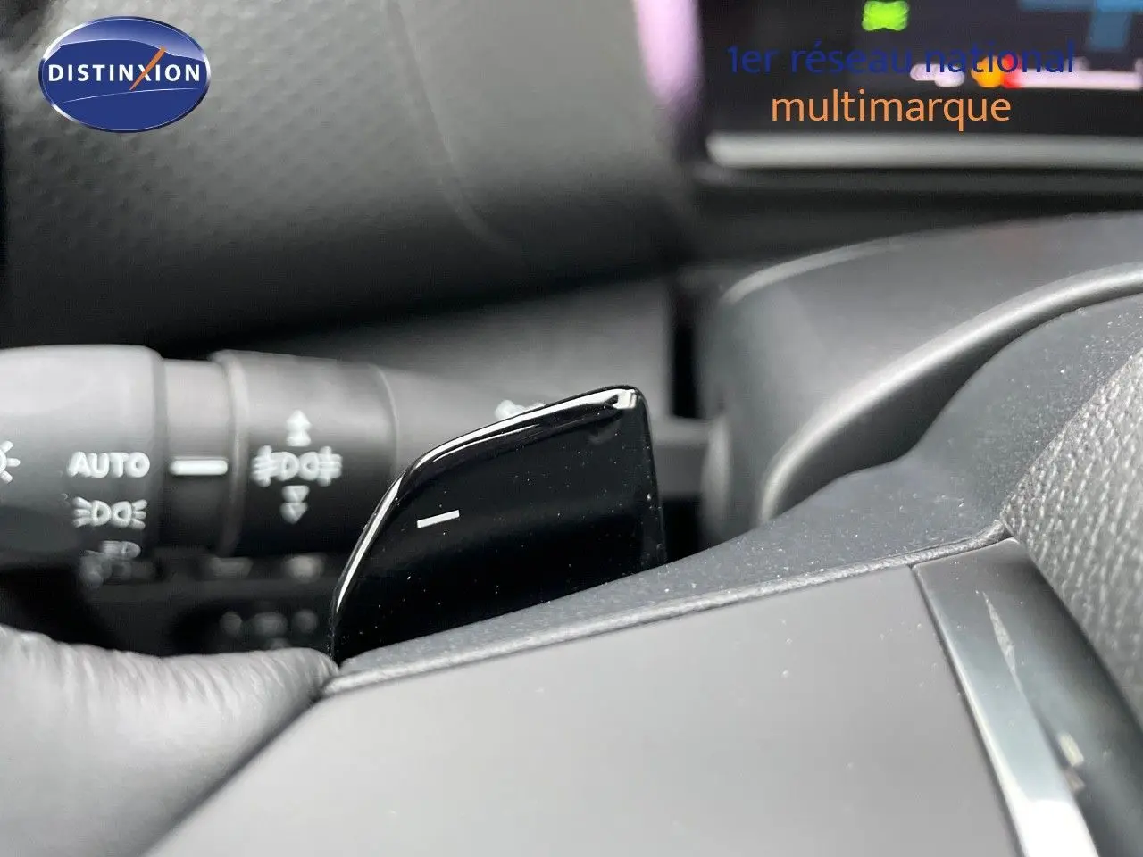 Gros plan sur la palette de changement de vitesse noire côté droit du volant d'une Citroën C4 gris platinium 2024.