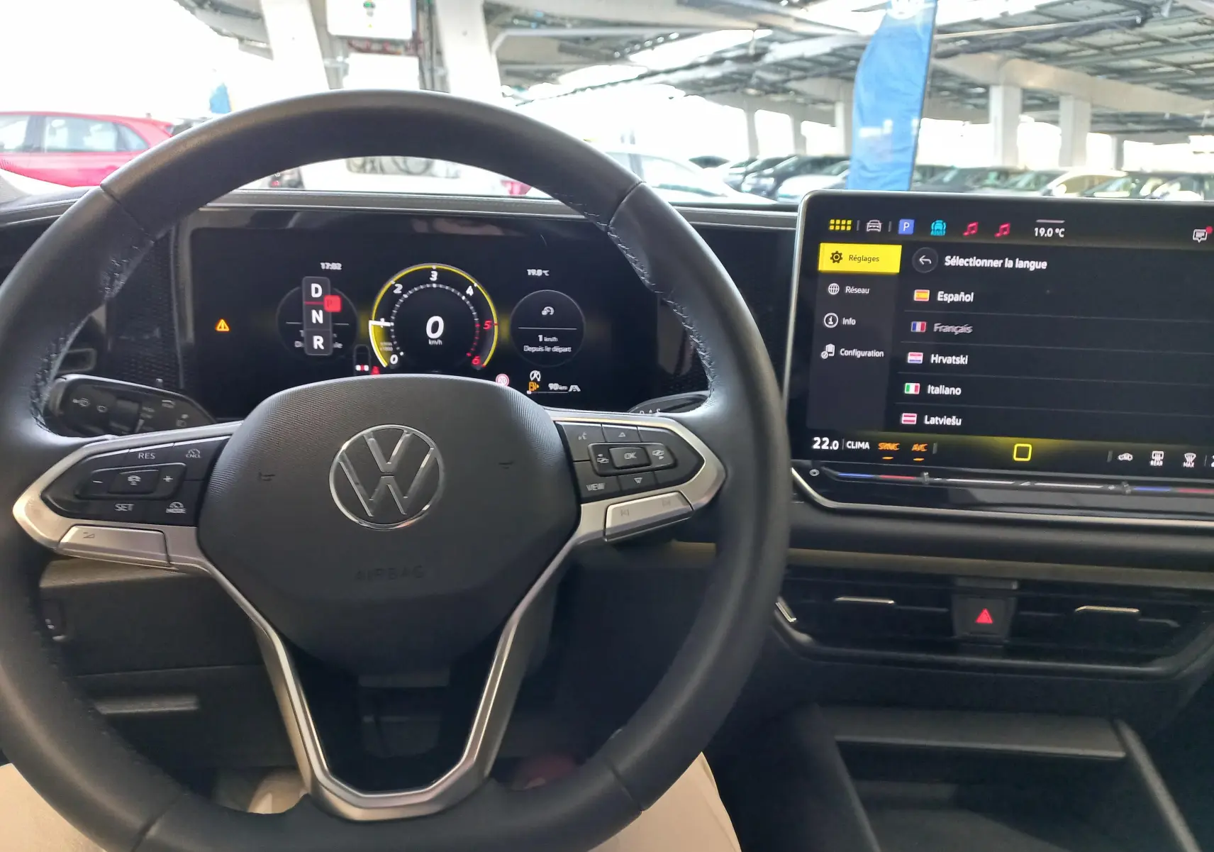 Vue intérieure du volant multifonction et tableau de bord numérique du Volkswagen Tiguan 2025, ambiance moderne et connectée