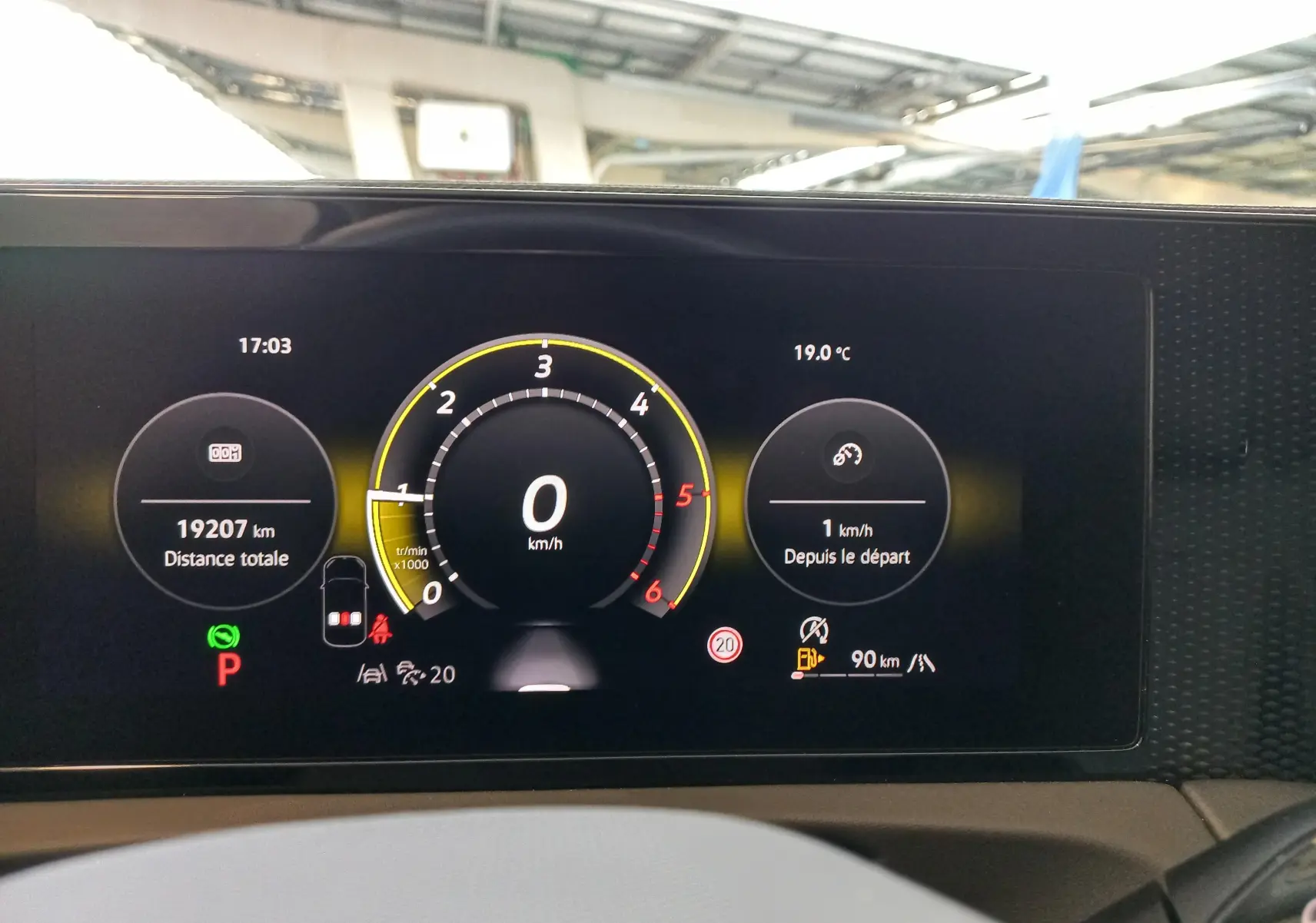 Tableau de bord numérique du Volkswagen Tiguan 2025 affichant la vitesse à zéro et la température extérieure à 19°C