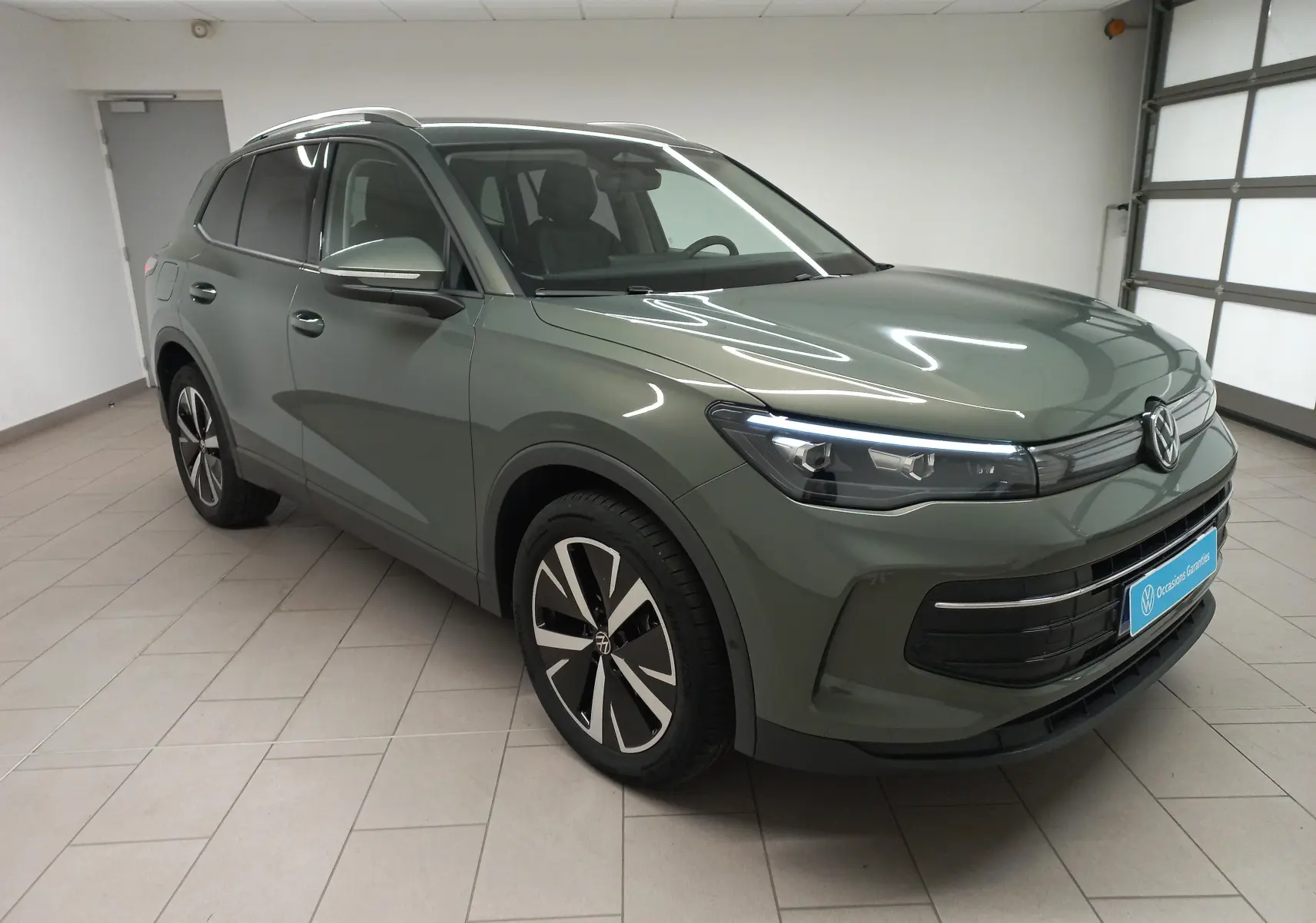 Volkswagen Tiguan 2025 Vert Cipressino en 3/4 avant droit avec jantes alliage noir brillant Catania 19 pouces.