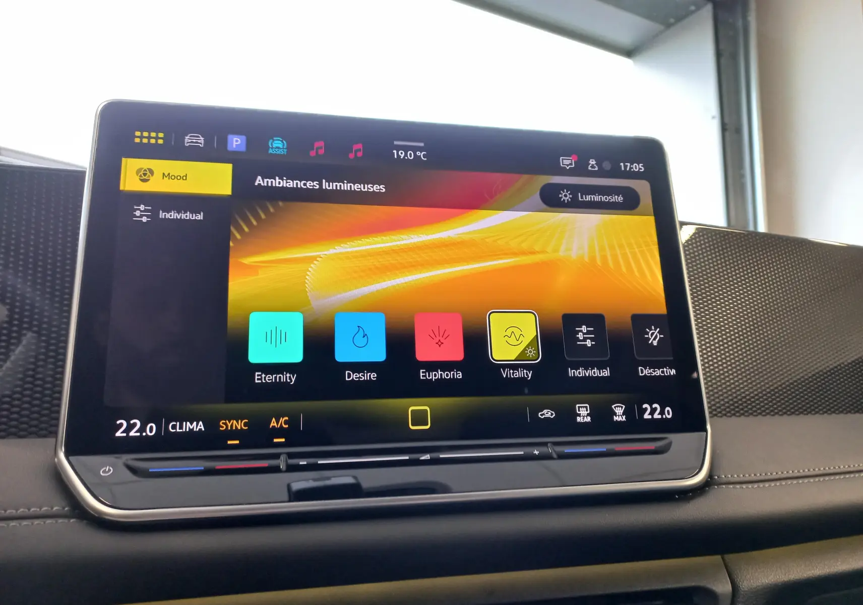 Écran tactile central du Volkswagen Tiguan 2025 affichant les options d'ambiances lumineuses avec interface moderne.