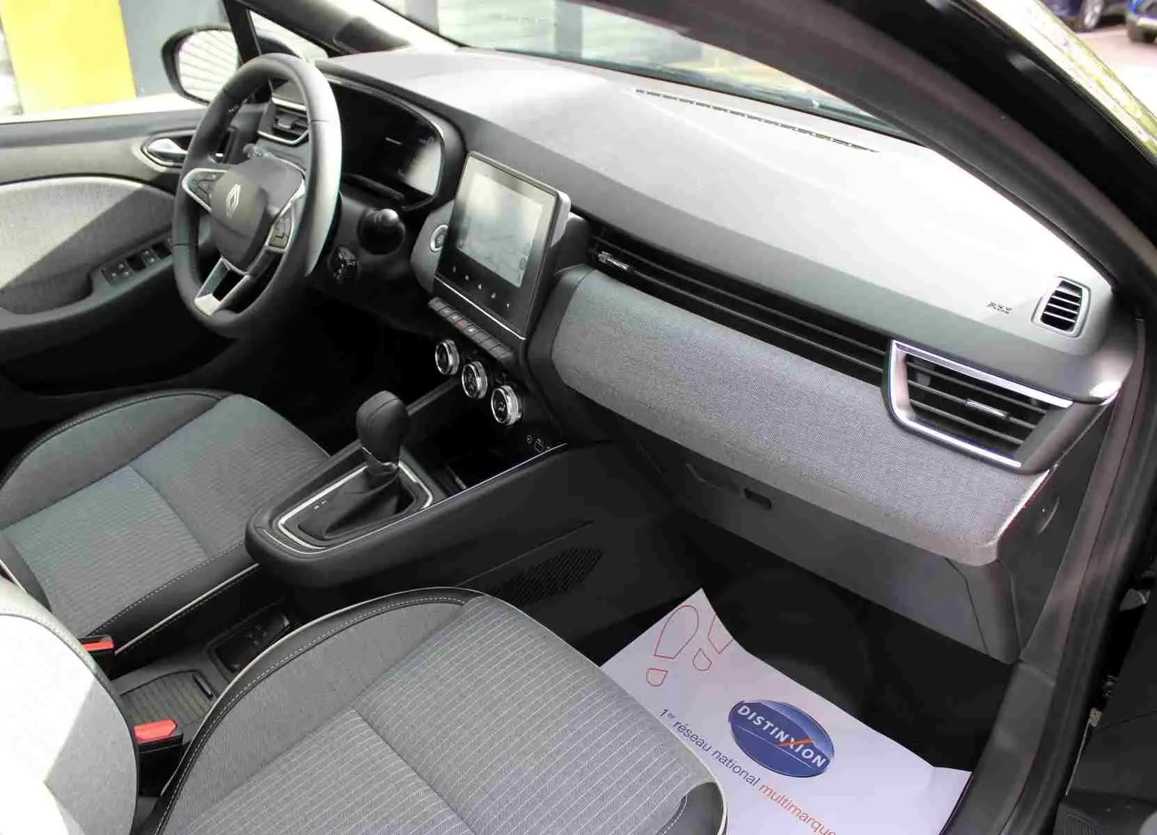 Intérieur côté conducteur de la Renault Clio 2025 noir étoile métal, avec tableau de bord moderne et écran tactile central.