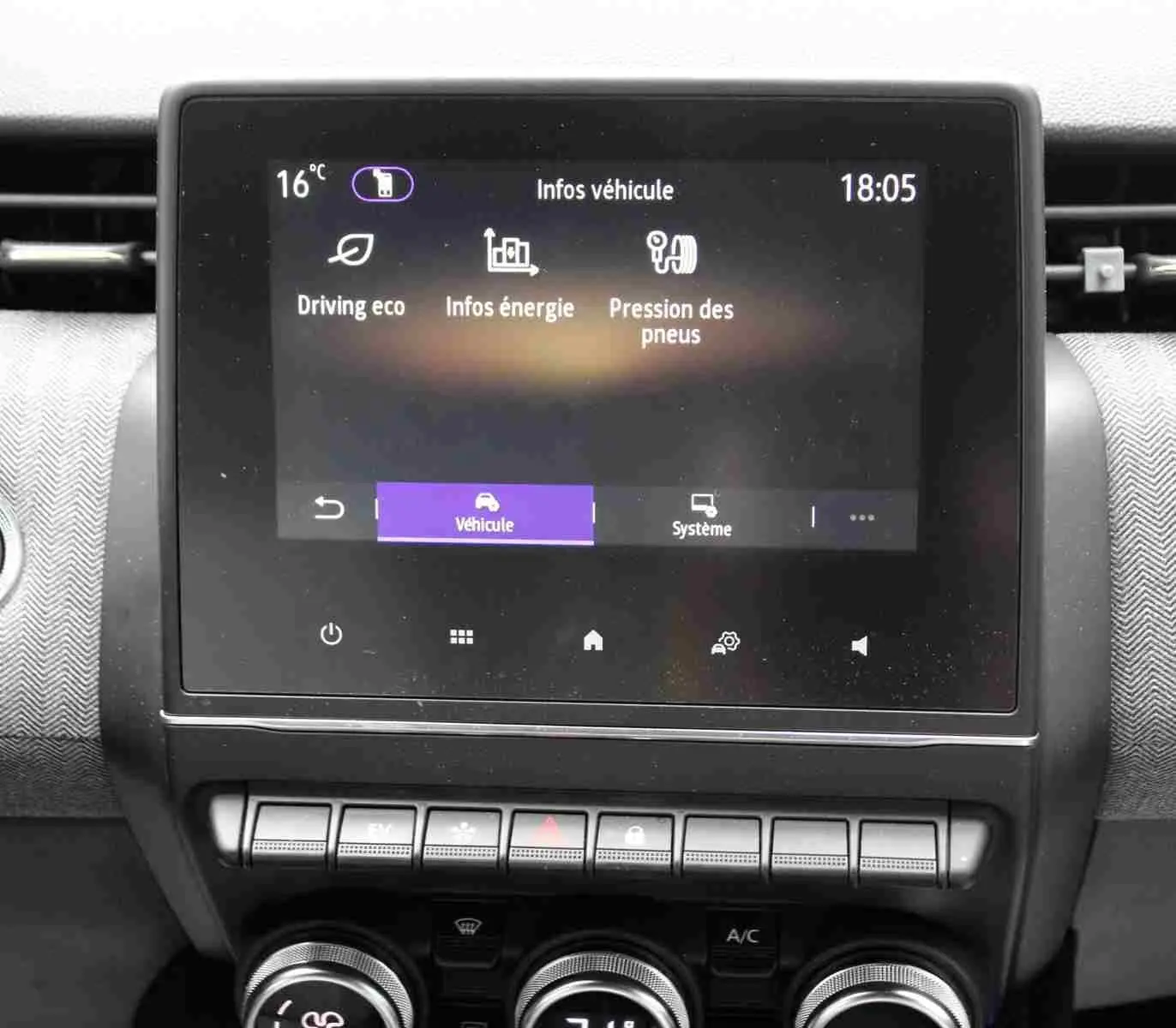 Écran tactile central affichant les infos véhicule dans l’habitacle d’une Renault Clio noire, vue de face.