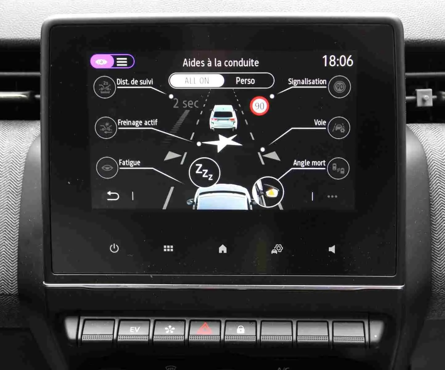 Écran tactile central de la Renault Clio 2025 affichant les aides à la conduite avec interface noire et boutons en dessous.
